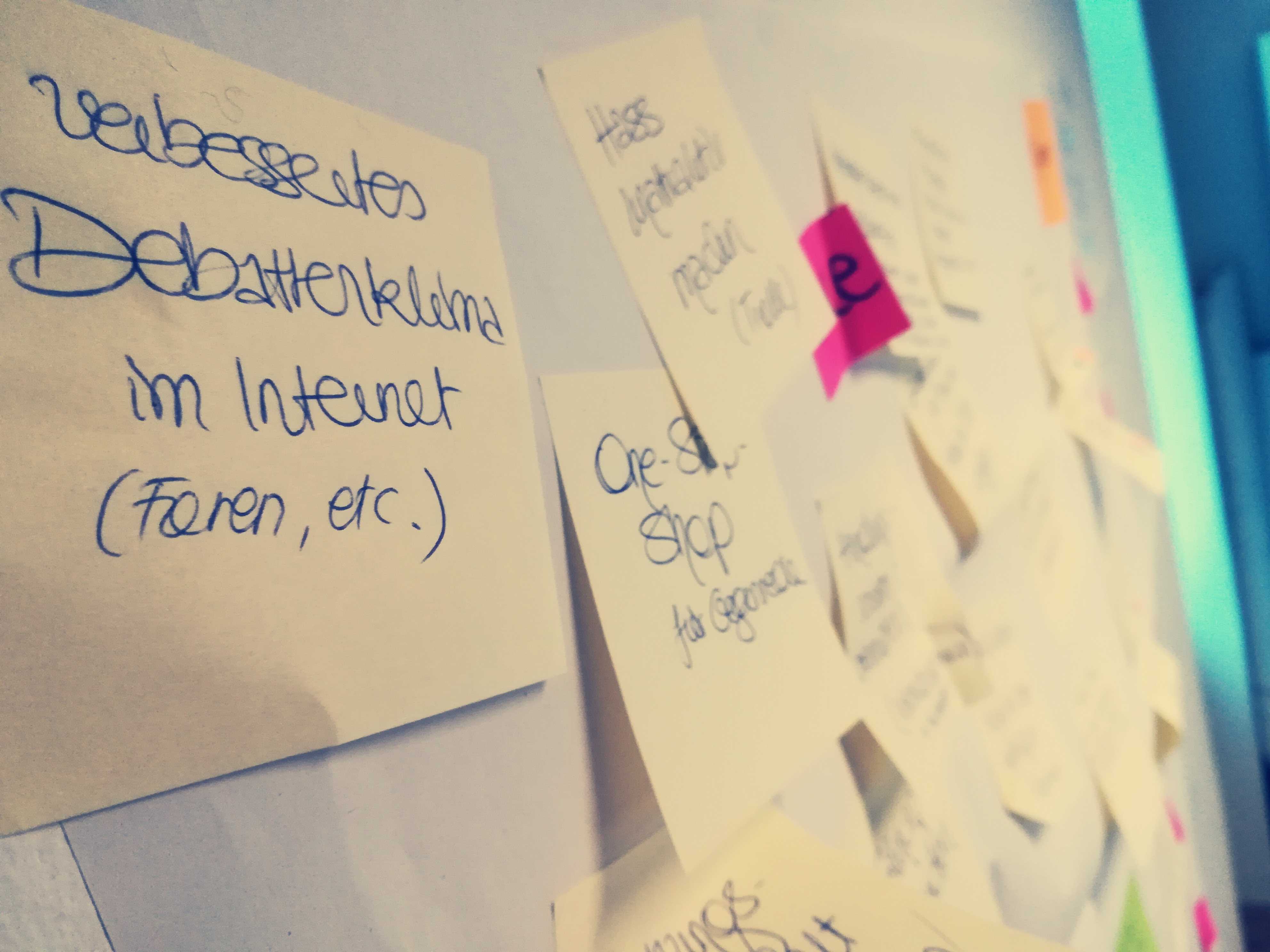 Ideen zum Projekt auf Post-its gesammelt und an die Wand gehängt