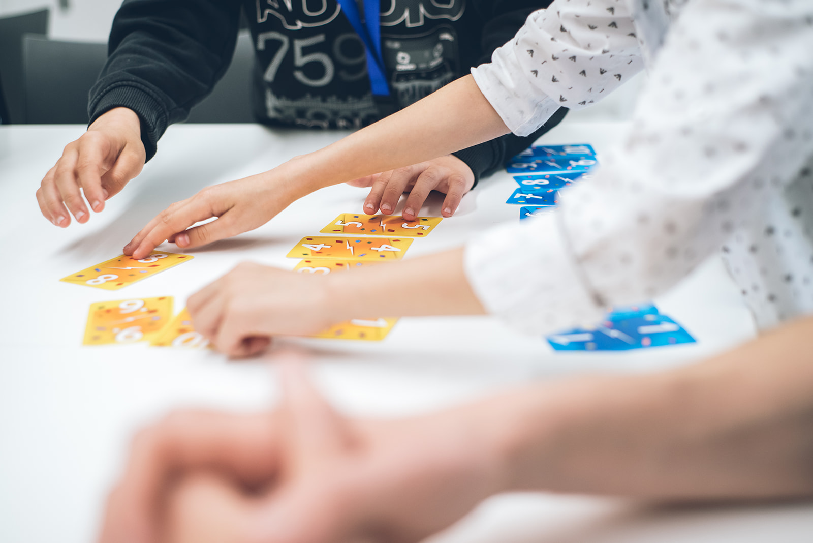 Bild aus einem eduLAB Workshop, man sieht Kinder die Ligretto Karten sortieren.