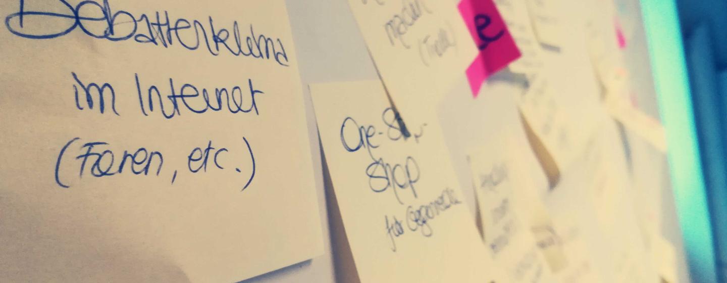 Ideenboard mit Noitzen auf Post-its für Gegenrede-App »Schneller Konter«