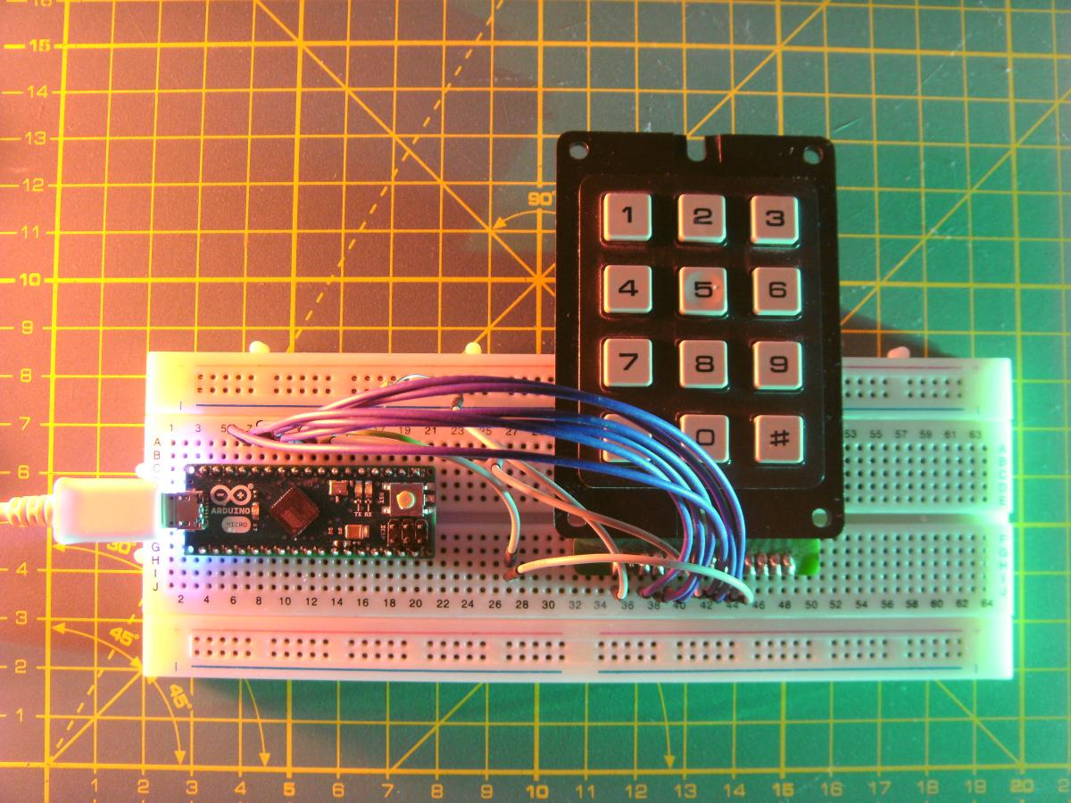 Steckbrett mit Arduino Micro über Steckverbinder mit Tastaturfeld verbunden 
