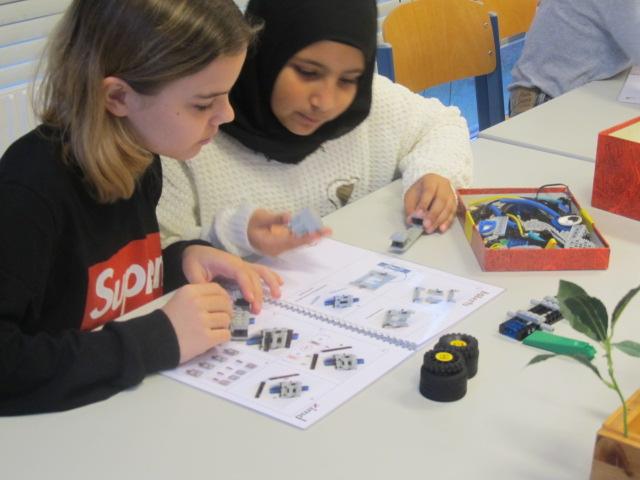 Mädchen bauen einen Roboter