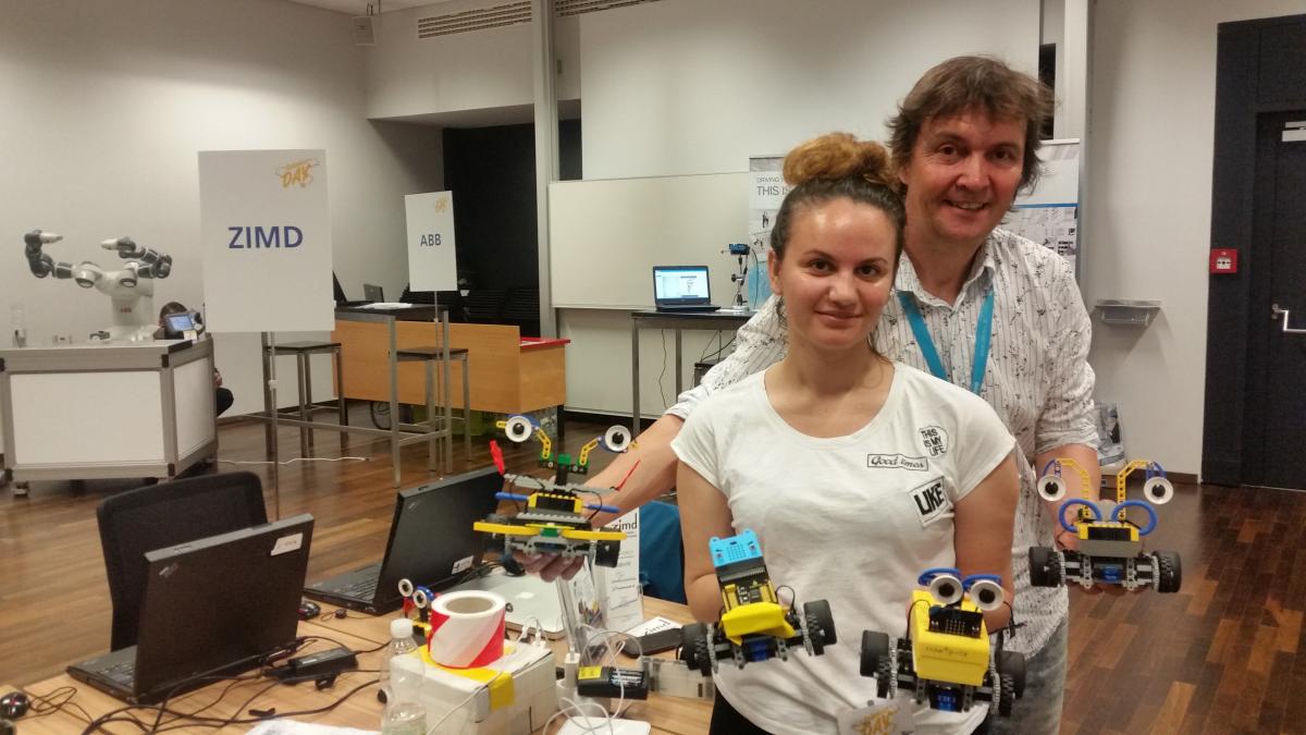 Erisa_Sala_und_Andreas_Landl_mit_Robo4Girls_V1_und_V3_Robotics_Day