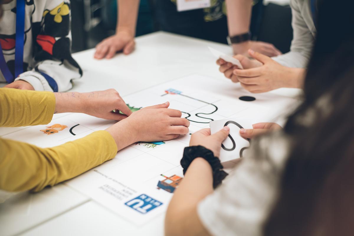 Kinder beim Lösen einer eduLAB CS-unplugged Aufgabe aus dem Algorithmen Workshop