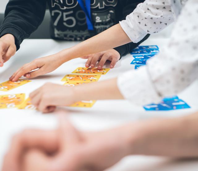 Bild aus einem eduLAB Workshop, man sieht Kinder die Ligretto Karten sortieren.