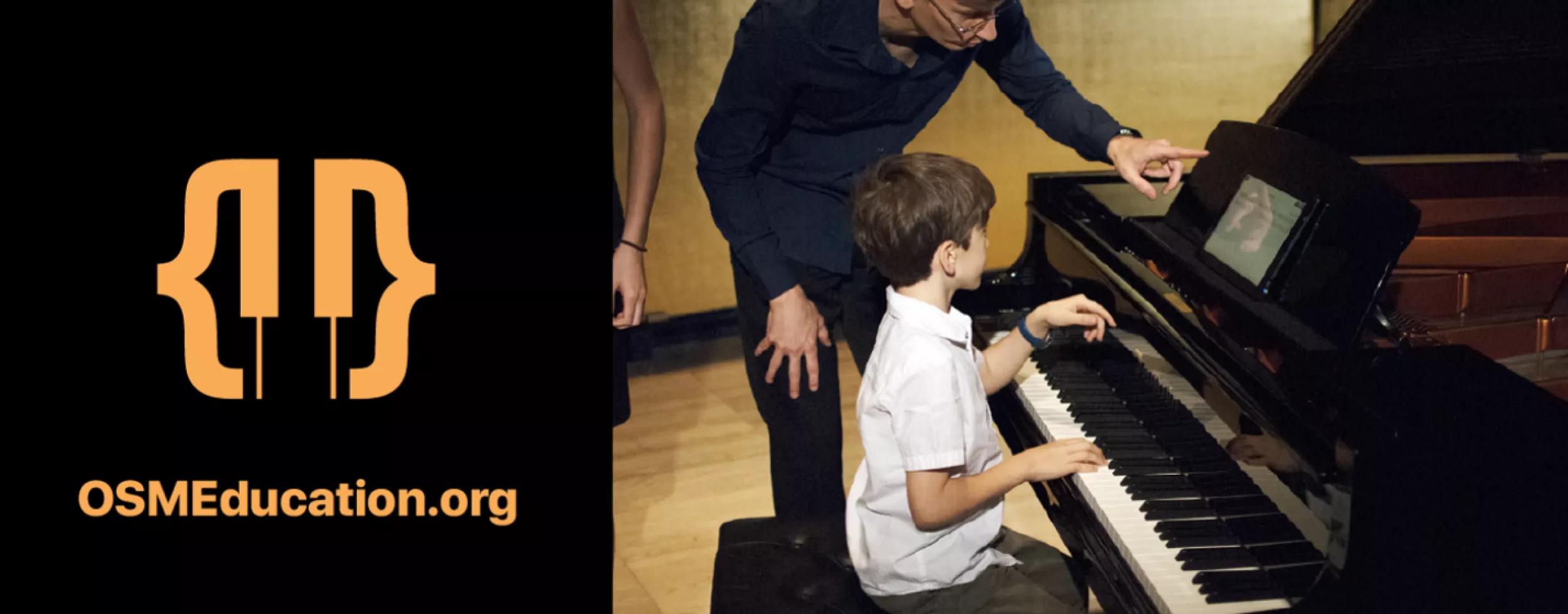 Open Sheet Music Education Logo und Bild von Klavierlehrer mit Schüler am Klavier